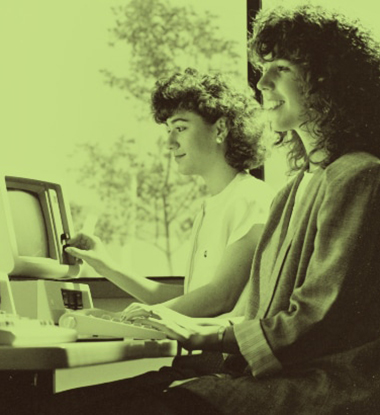 电脑上的女性历史照片