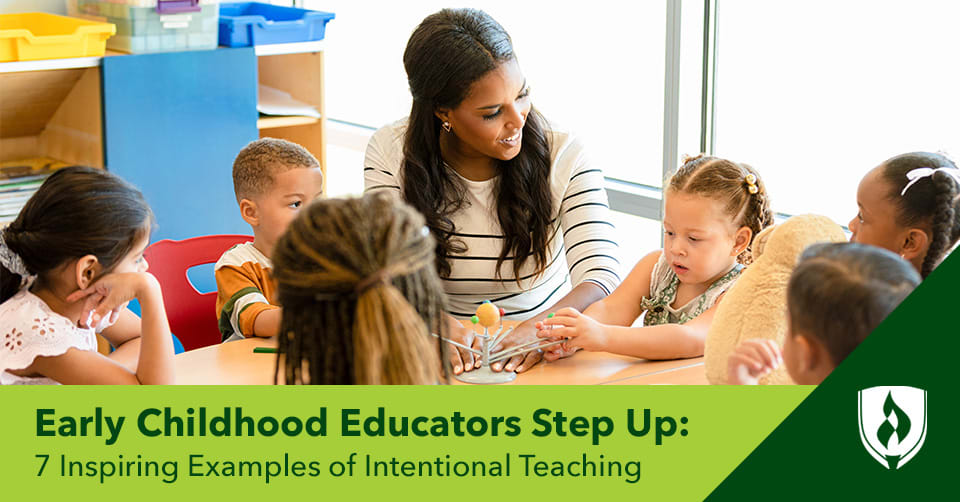 一位女教师坐在一张小桌子前，向孩子们展示太阳系的模型