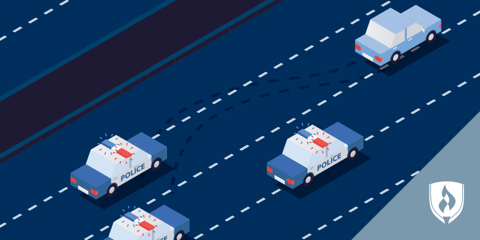 三辆警车跟踪疑似车