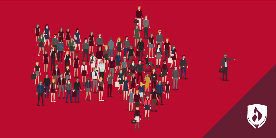 显示人们站在箭形