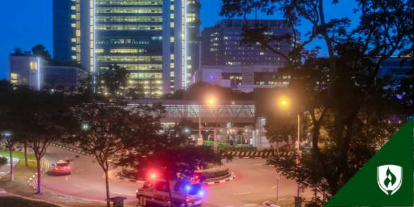 一辆救护车夜间走出医院