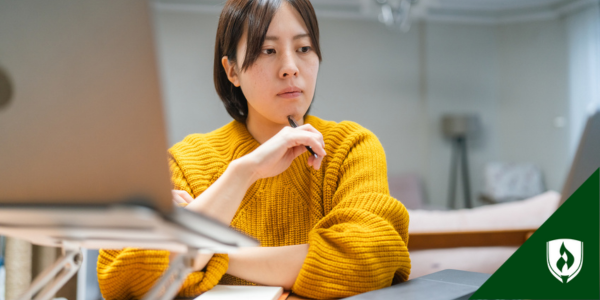 穿黄毛衣医学编解码器查看两台计算机监视器