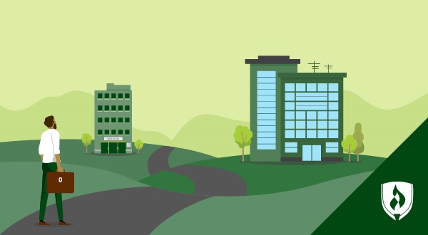 律师助理拿着代表律师助理工作的一堆文件的照片