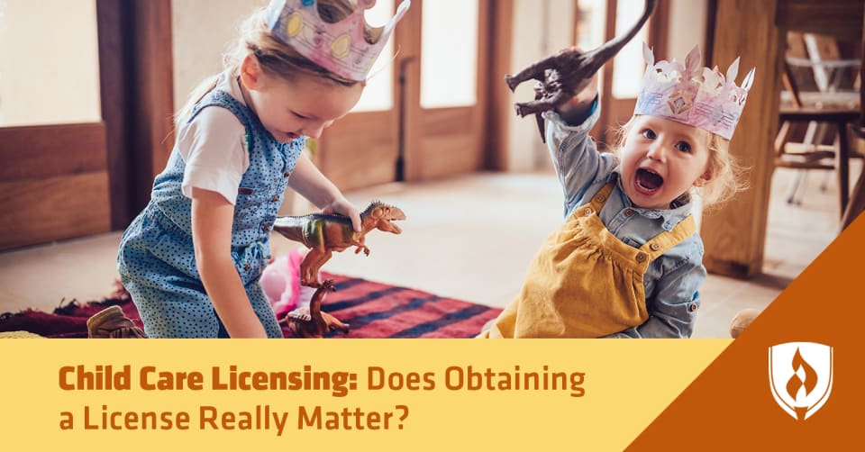 孩子们在玩恐龙玩具