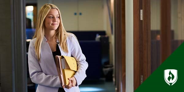 律师助理拿着代表律师助理工作的一堆文件的照片